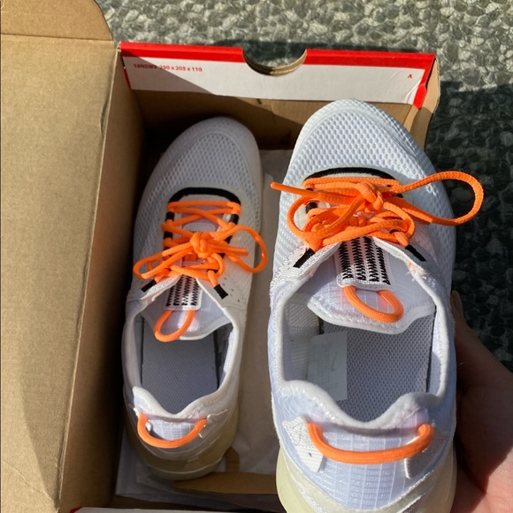 BOYS/WOMENS NIKE SHOES - Picture 2 of 5